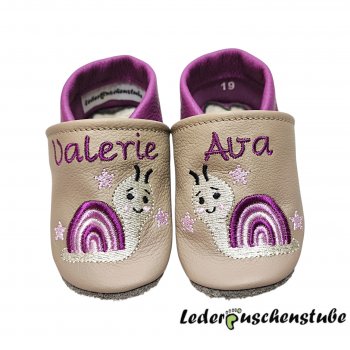 Lederpuschen beige-flieder mit Stickerei Regenbogenschnecke (beige-schwarz-flieder-orchidee-rosa-flieder-orchidee-rosa) Sterne rosa